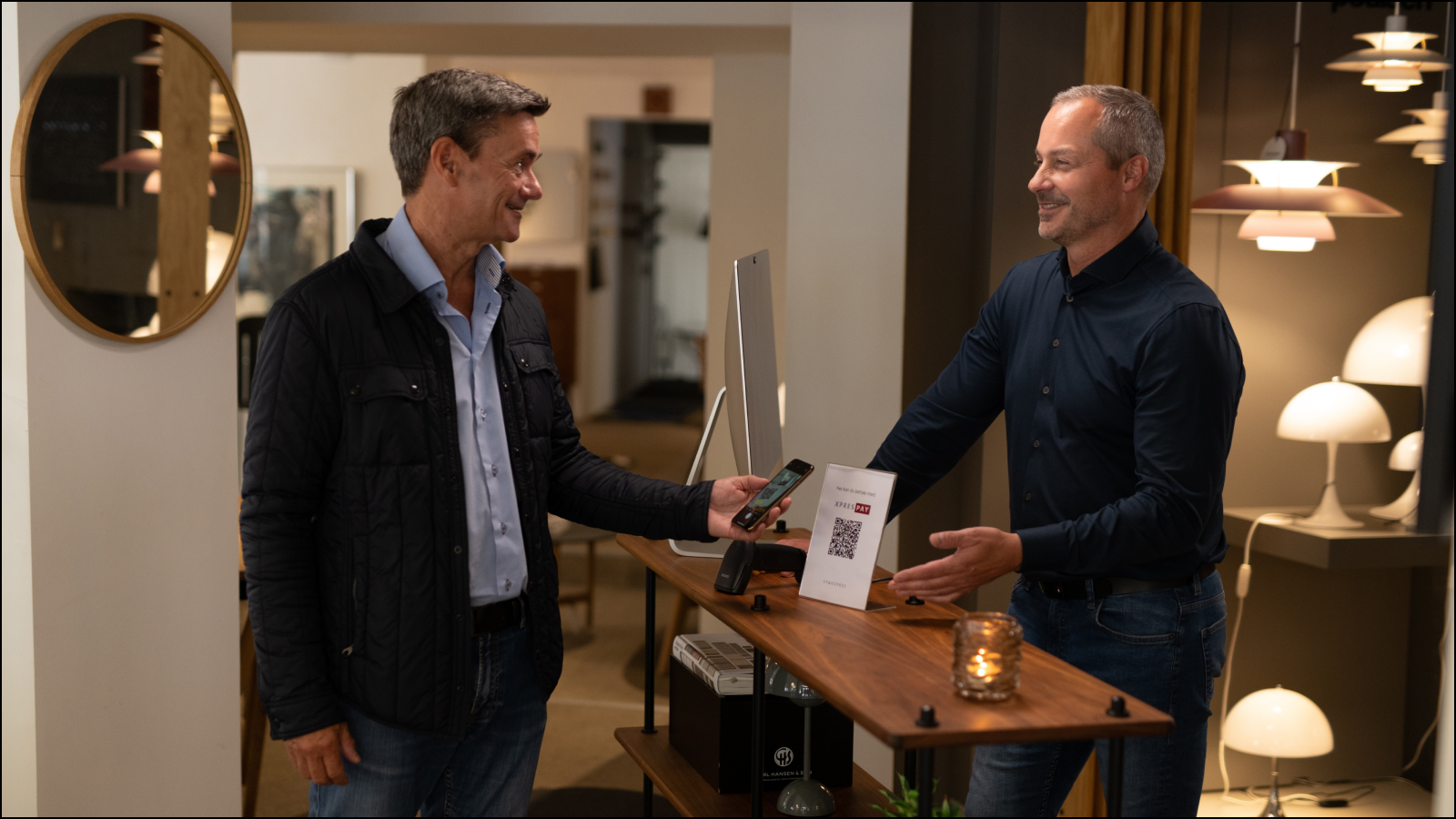 To mænd, i lampebutik. XpresPay bruges som betalingsmiddel