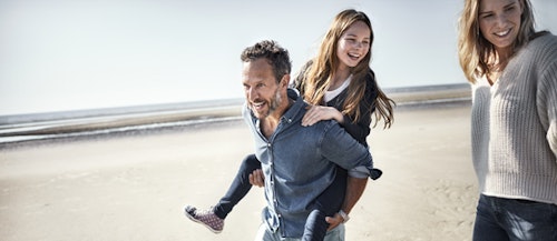 forældre med barn på strand